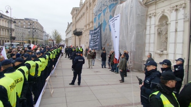 Pyskówki na Krakowskim. Kordon policji chroni protest